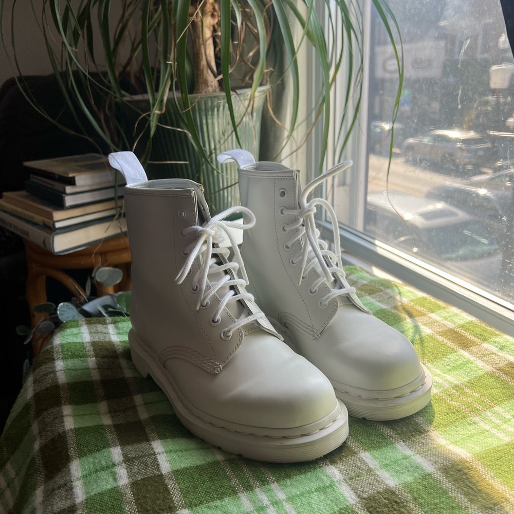 1460 Mono Smooth Dr. Martens